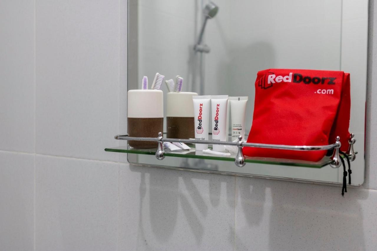 Reddoorz Hostel Near Ngurah Rai Airport Kuta Кута Экстерьер фото